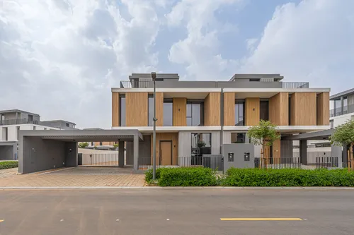 4 Bedrooms Townhouse in June