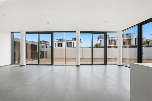 4 Bedrooms Townhouse in June