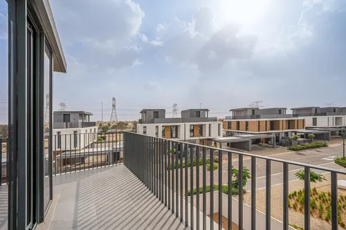 4 Bedrooms Townhouse in June