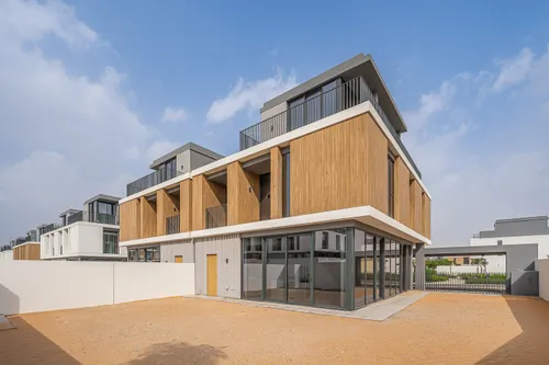 4 Bedrooms Townhouse in June