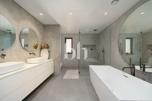 5 Bedrooms Villa in Estella