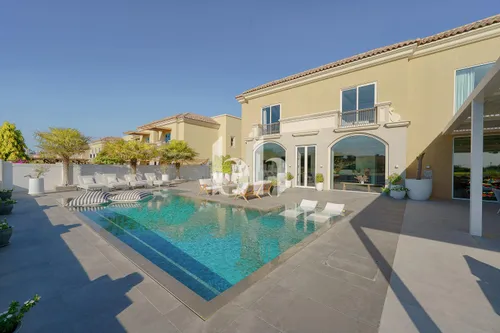 5 Bedrooms Villa in Estella