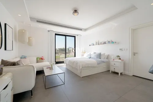 5 Bedrooms Villa in Estella