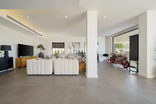 5 Bedrooms Villa in Estella