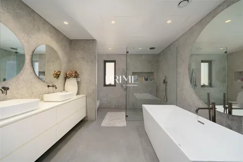 5 Bedrooms Villa in Estella