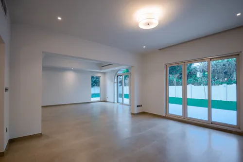 5 Bedrooms Villa in Novelia