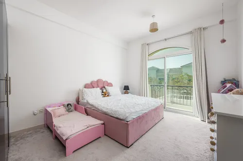 4 Bedrooms Townhouse in Prime Villa