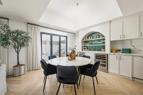 4 Bedrooms Townhouse in Prime Villa