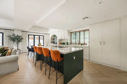 4 Bedrooms Townhouse in Prime Villa