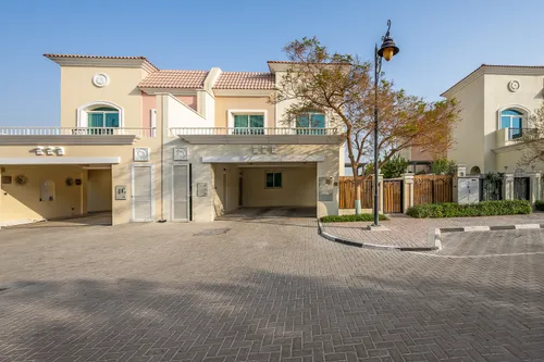 4 Bedrooms Townhouse in Prime Villa