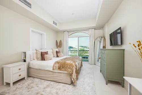 4 Bedrooms Townhouse in Prime Villa