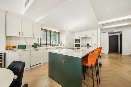 4 Bedrooms Townhouse in Prime Villa