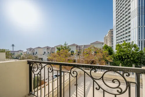 4 Bedrooms Townhouse in Prime Villa