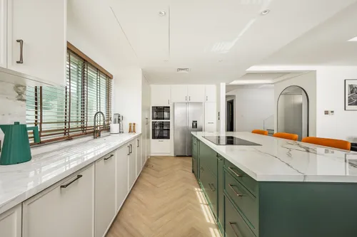 4 Bedrooms Townhouse in Prime Villa