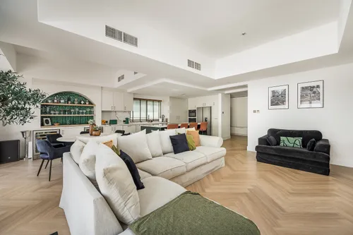 4 Bedrooms Townhouse in Prime Villa