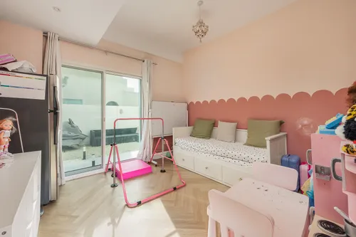 4 Bedrooms Townhouse in Prime Villa