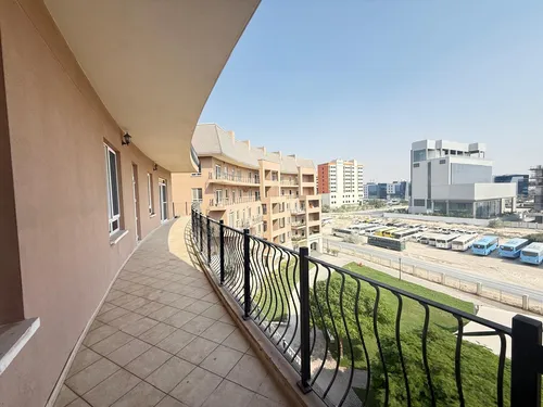 3 Bedrooms Apartment in Abbey Crescent 1