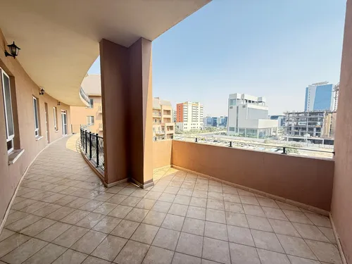 3 Bedrooms Apartment in Abbey Crescent 1