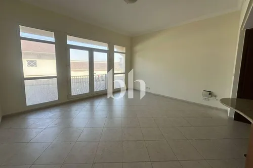 Cozy |Bright| Equipped Kitchen| Allocated Parking