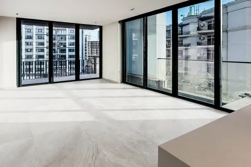 2 Bedrooms Apartment in Beverly Boulevard