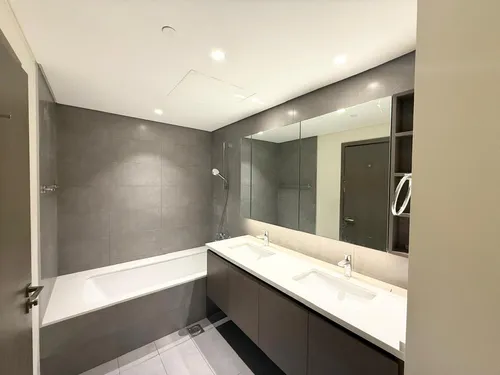 2 Bedrooms Apartment in Creek Gate Tower 2