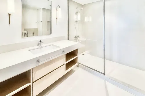 2 Bedrooms Apartment in 17 Icon Bay Building 1