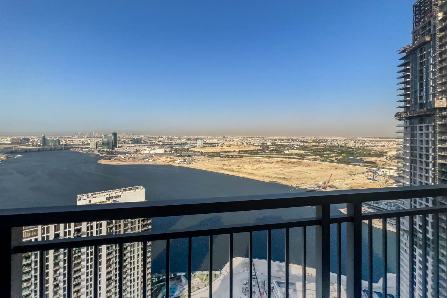 3 Bedrooms Apartment in Creek Rise Tower 1