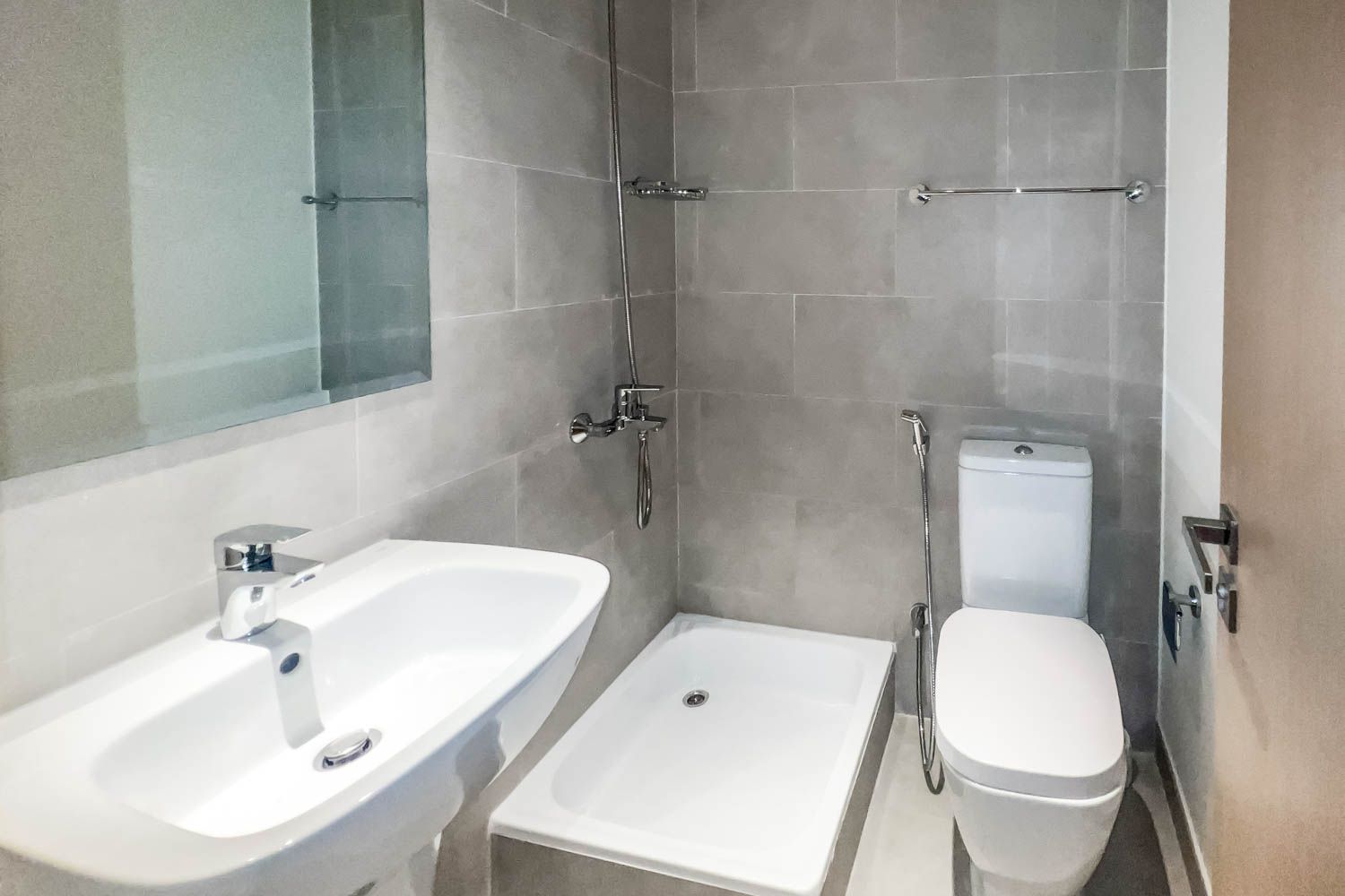 3 Bedrooms Apartment in Creek Rise Tower 1