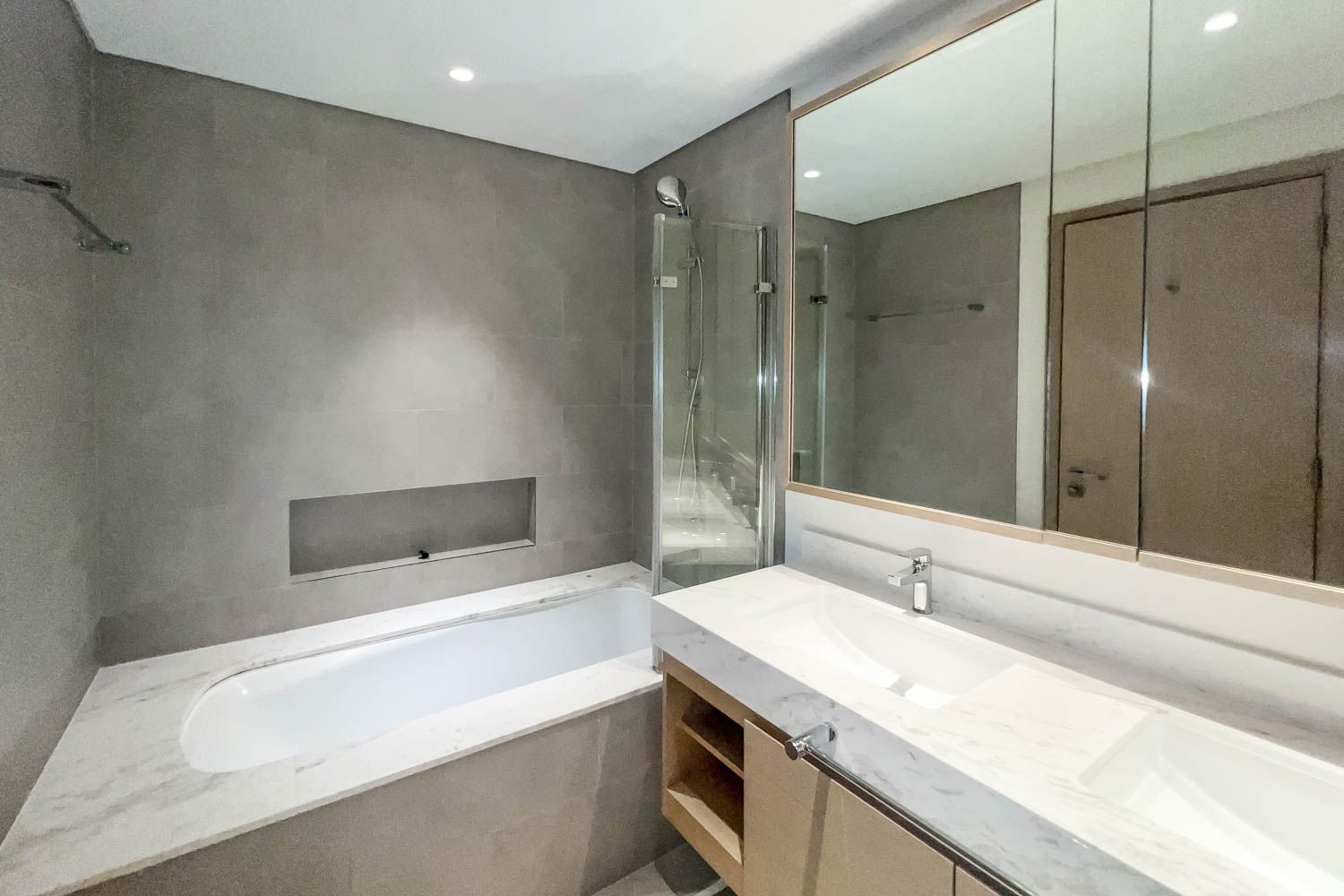 3 Bedrooms Apartment in Creek Rise Tower 1