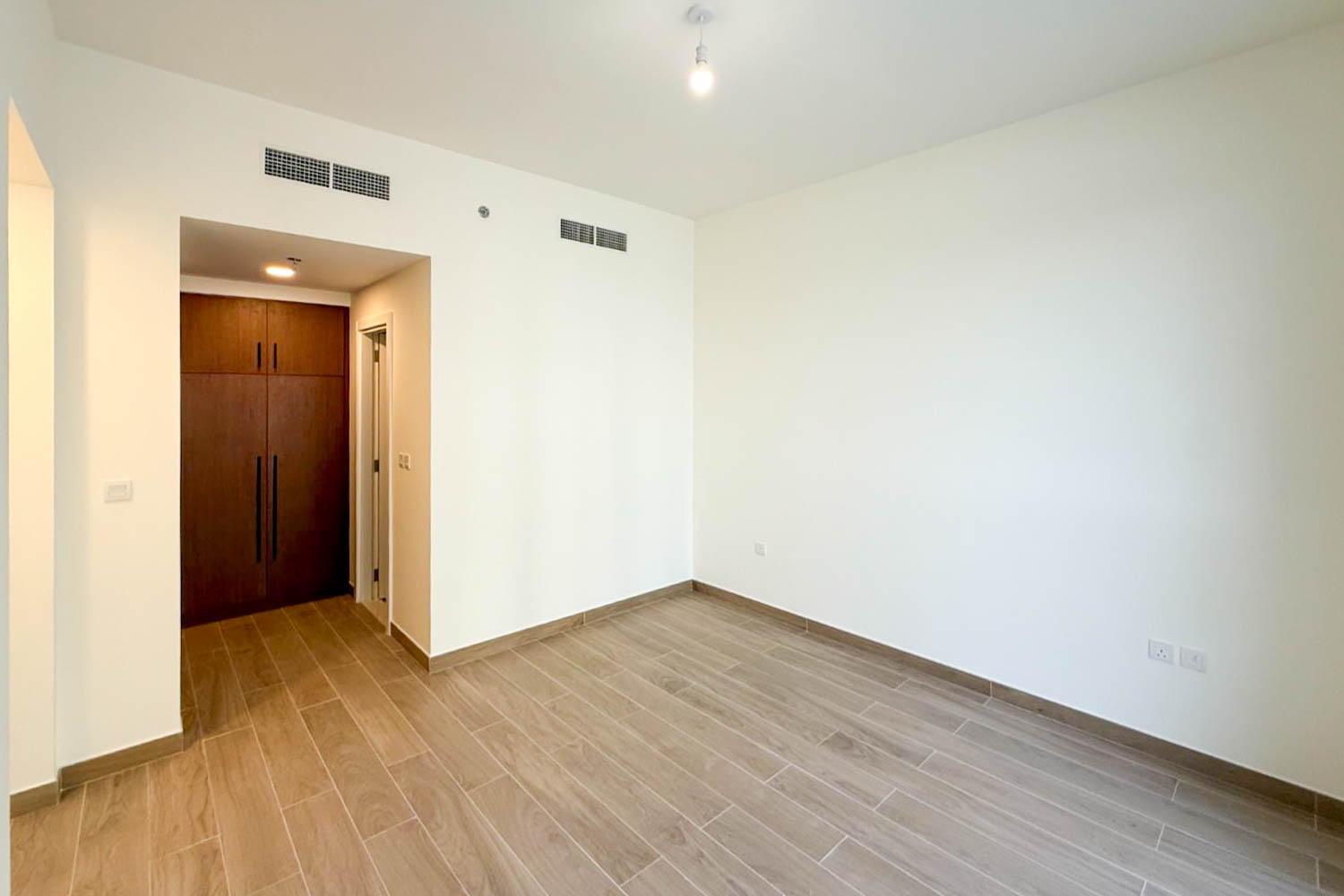 2 Bedrooms Apartment in Holland Gardens