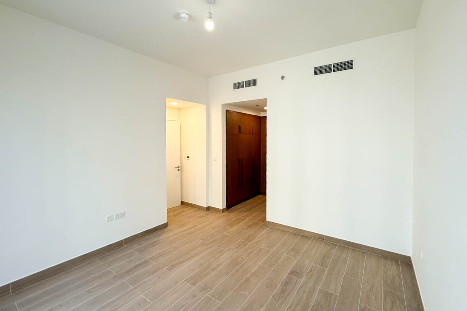 2 Bedrooms Apartment in Holland Gardens