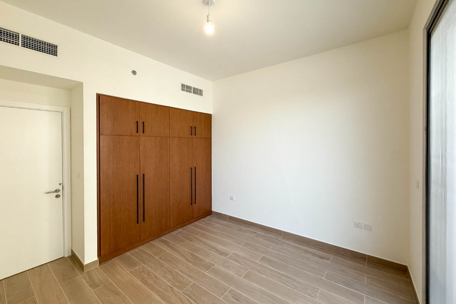 2 Bedrooms Apartment in Holland Gardens