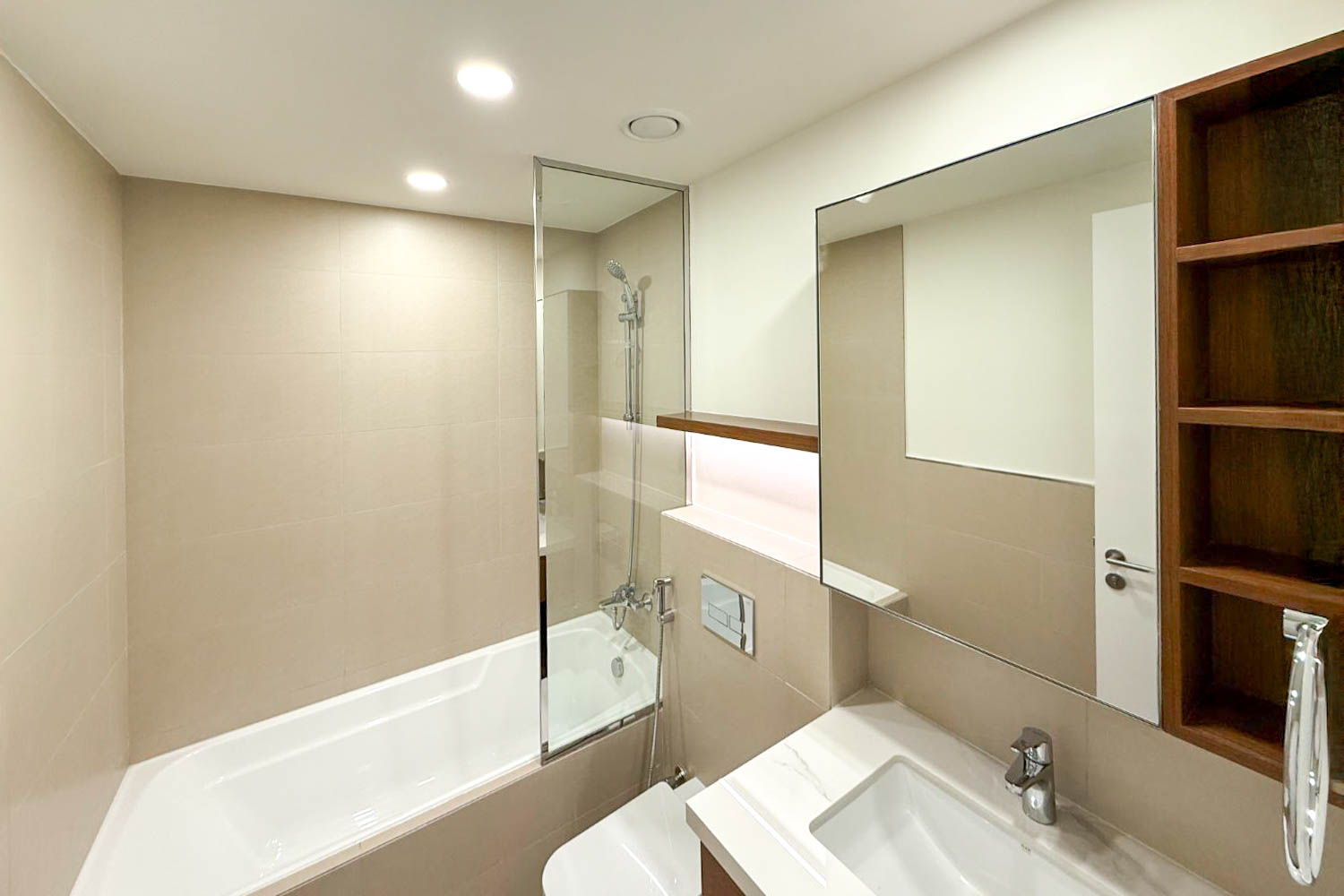 2 Bedrooms Apartment in Holland Gardens