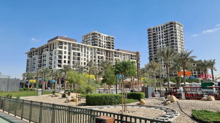 3 Bedrooms Apartment in Holland Gardens