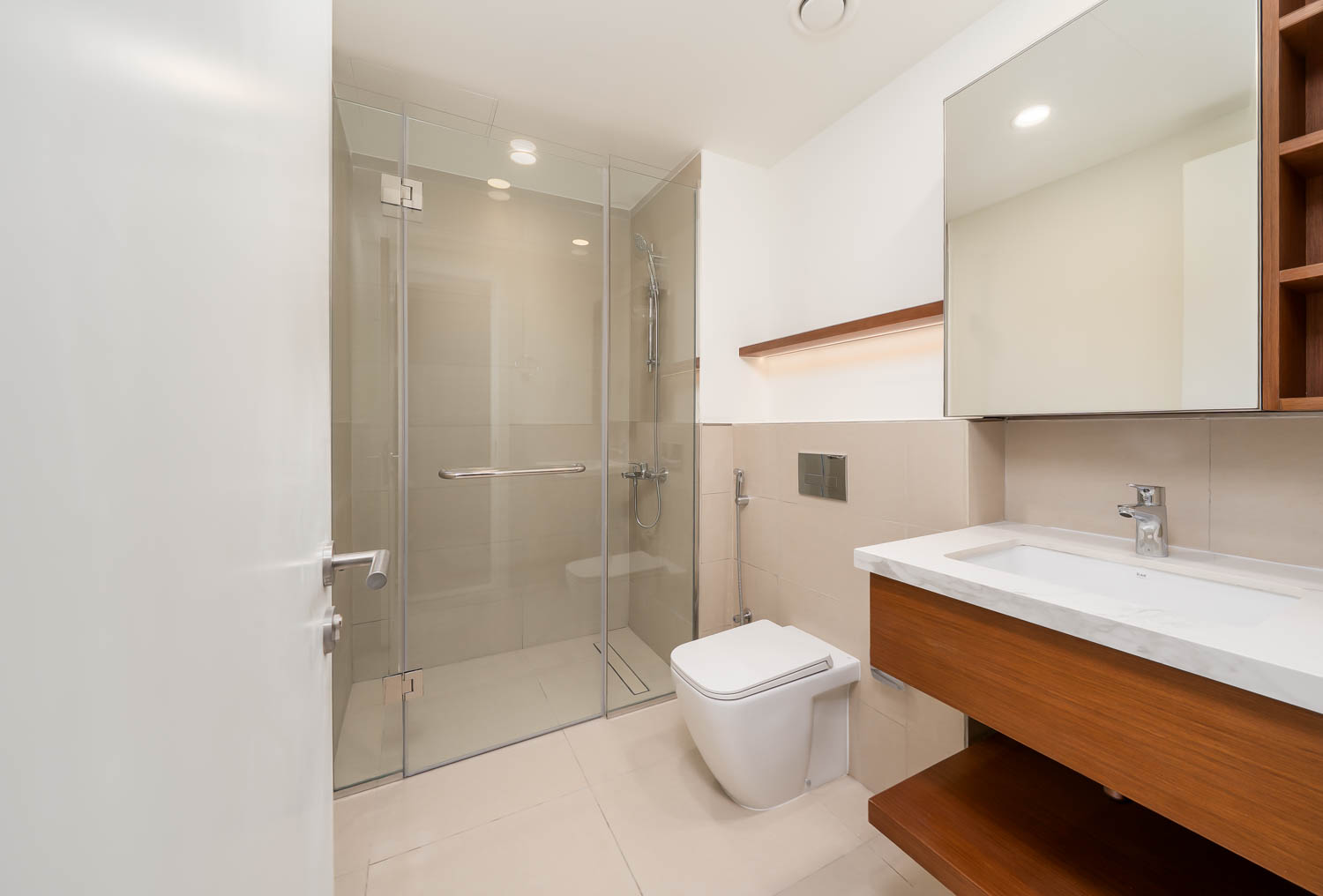 3 Bedrooms Apartment in Holland Gardens