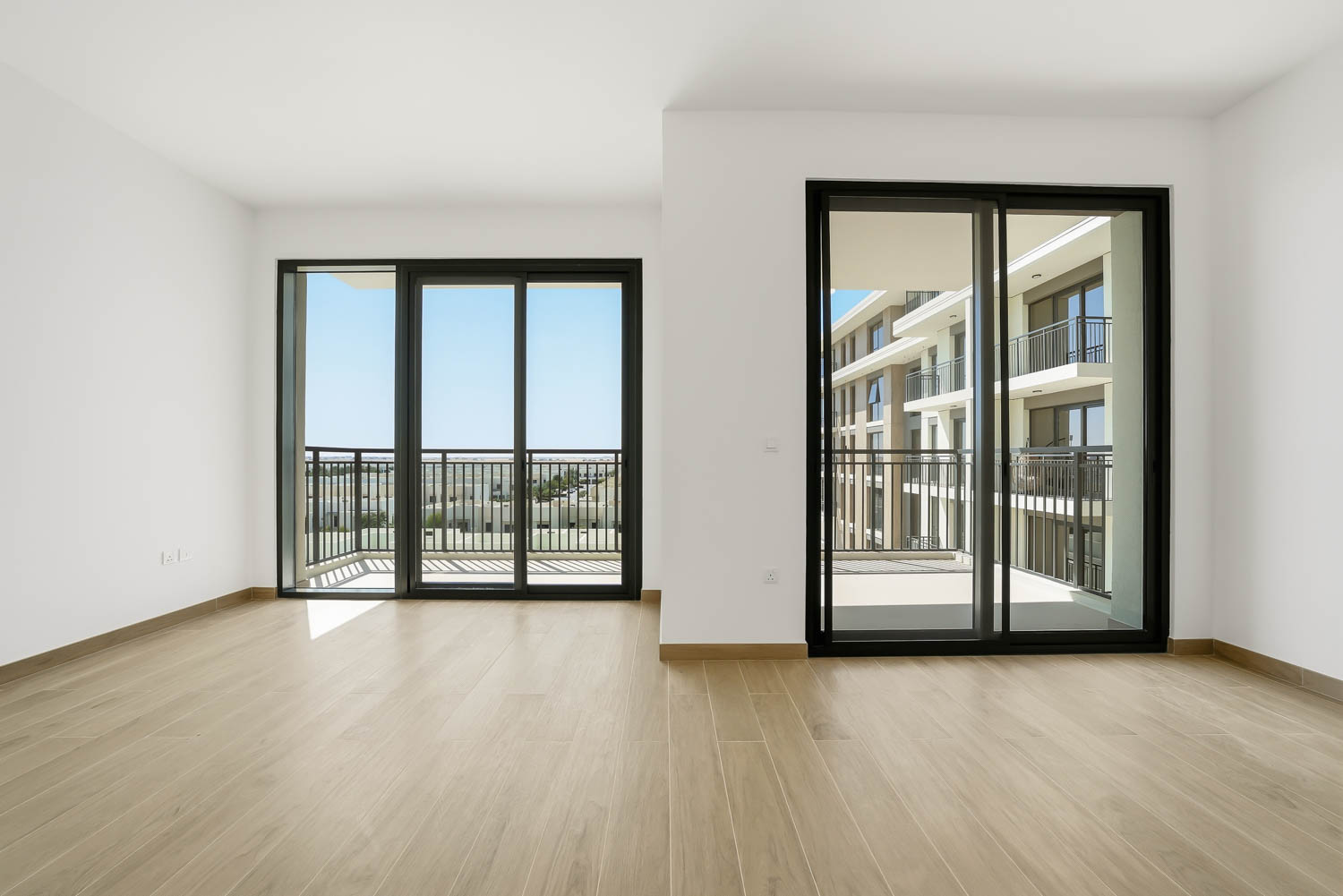 3 Bedrooms Apartment in Holland Gardens