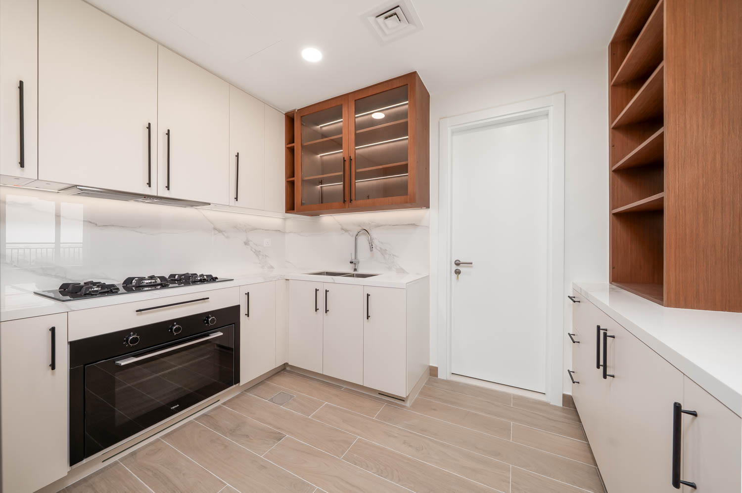 3 Bedrooms Apartment in Holland Gardens