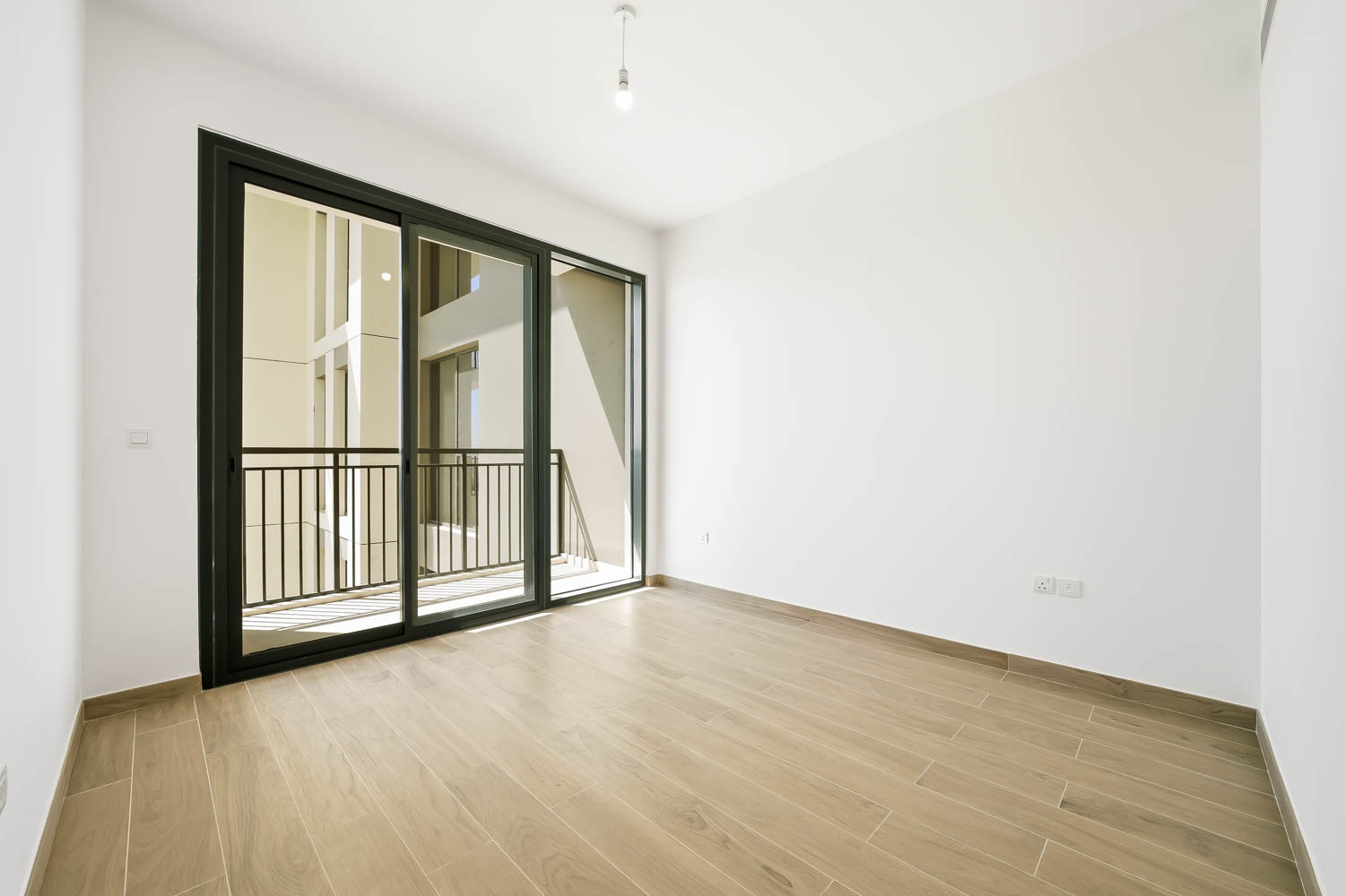 3 Bedrooms Apartment in Holland Gardens