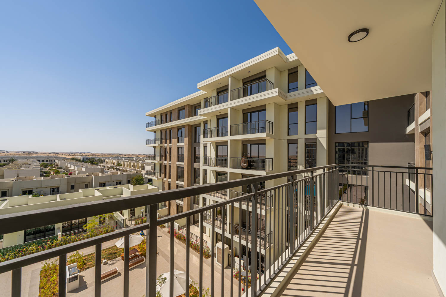 3 Bedrooms Apartment in Holland Gardens