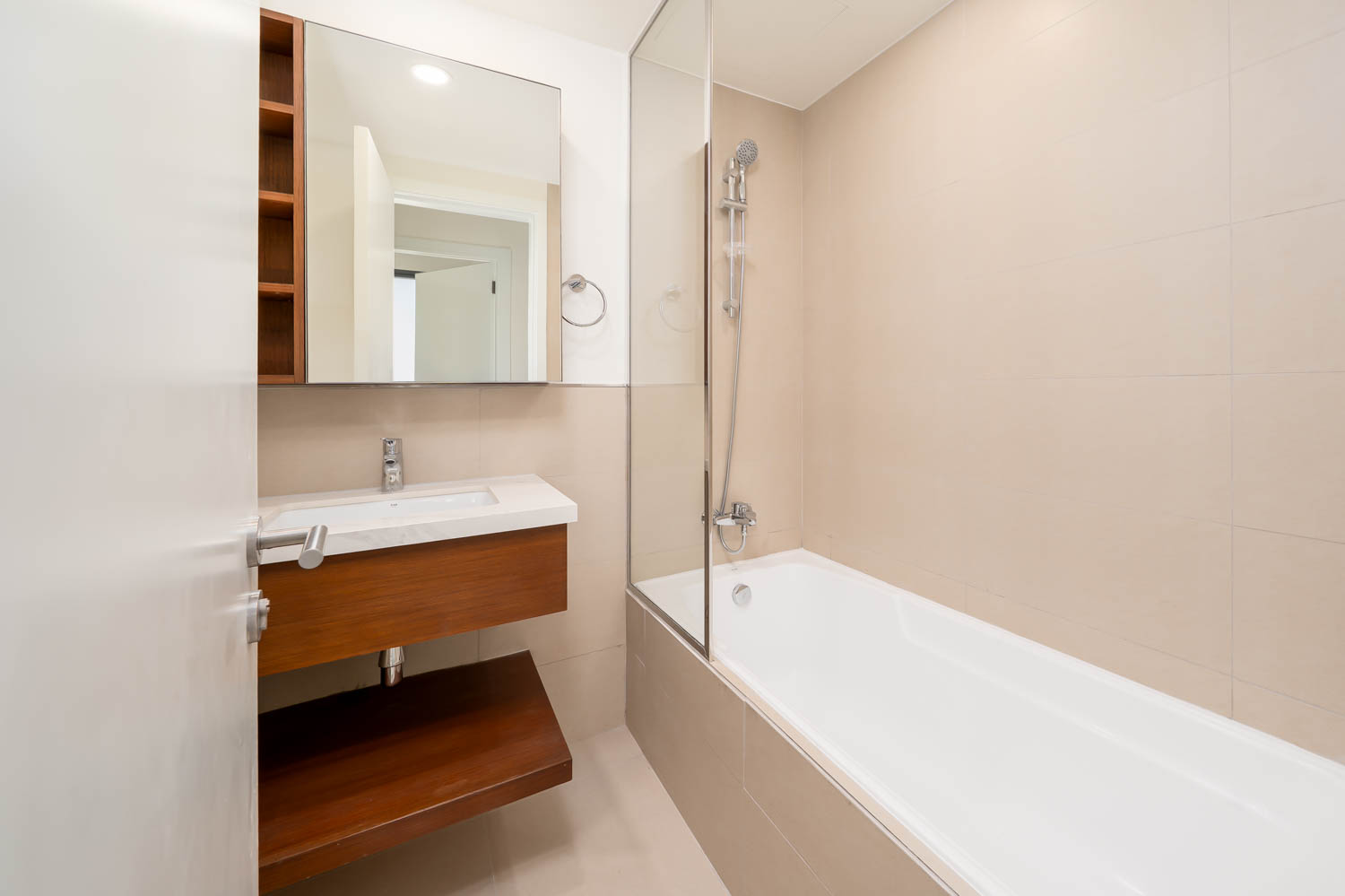 3 Bedrooms Apartment in Holland Gardens