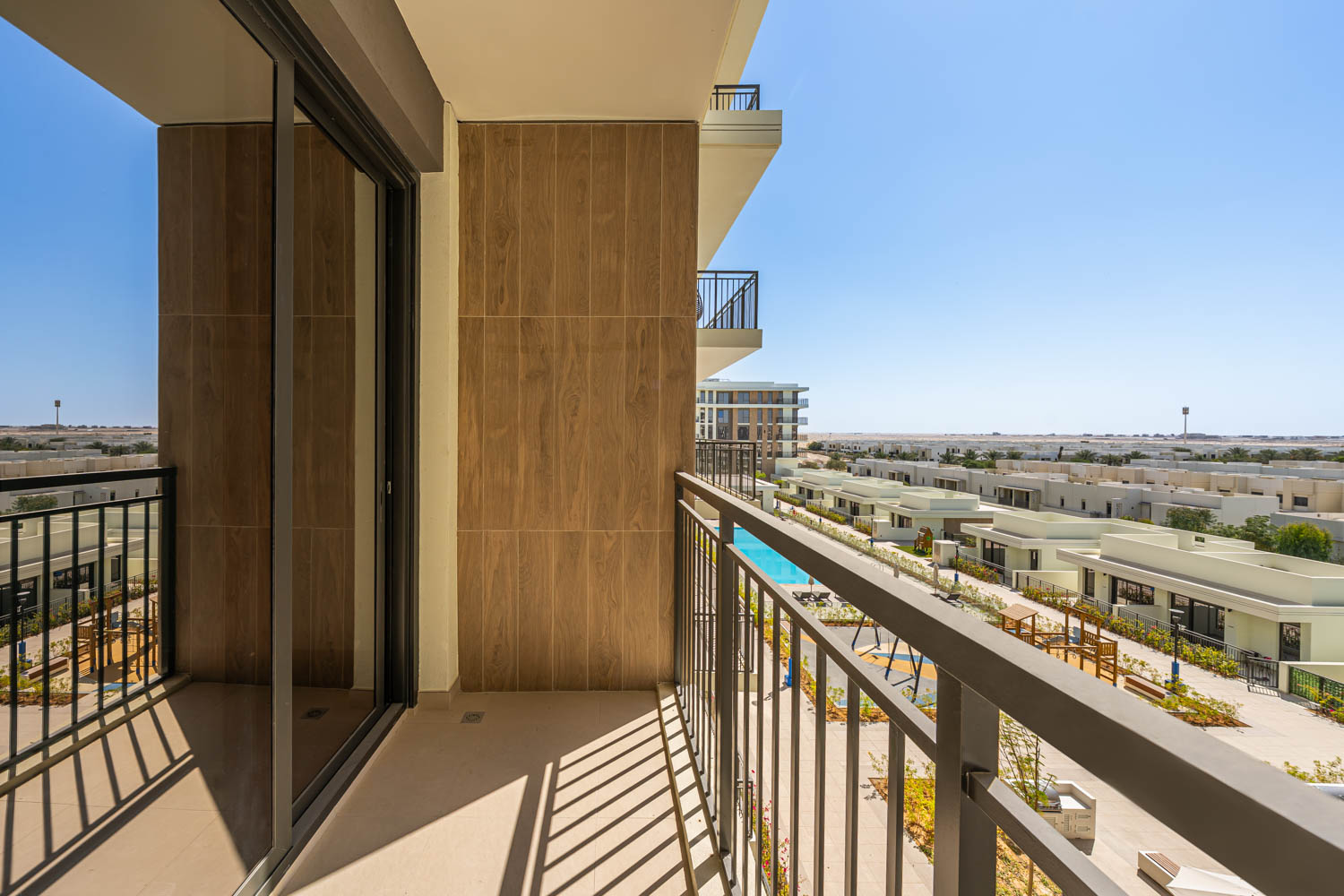 3 Bedrooms Apartment in Holland Gardens