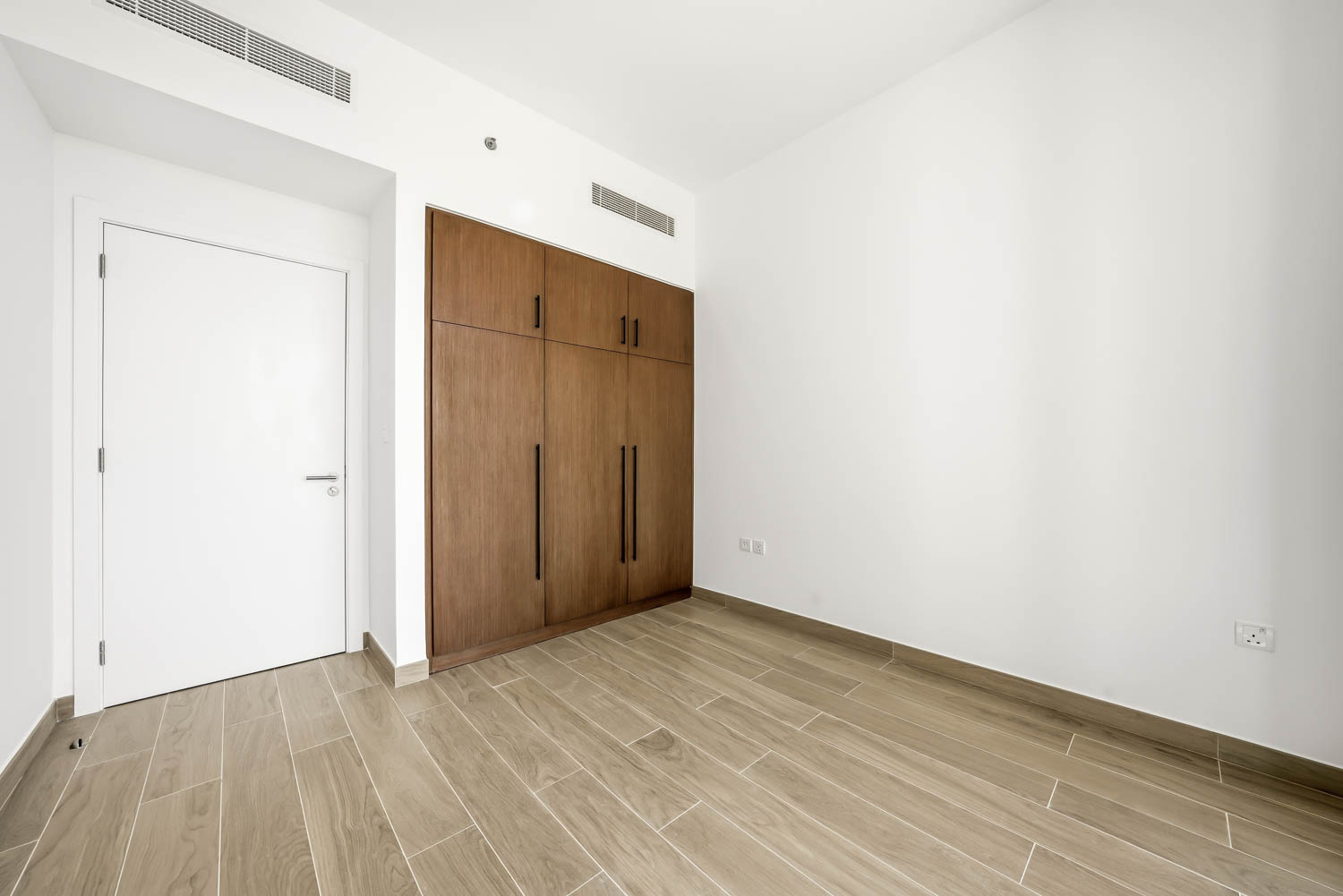 3 Bedrooms Apartment in Holland Gardens