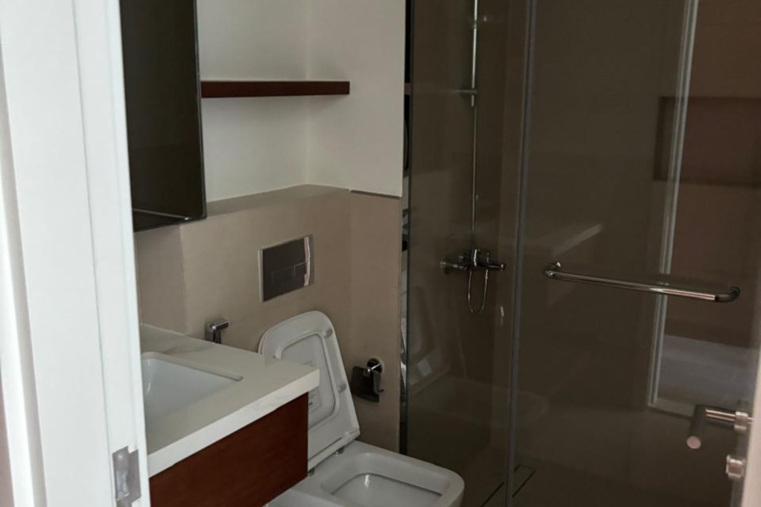 2 Bedrooms Apartment in Holland Gardens