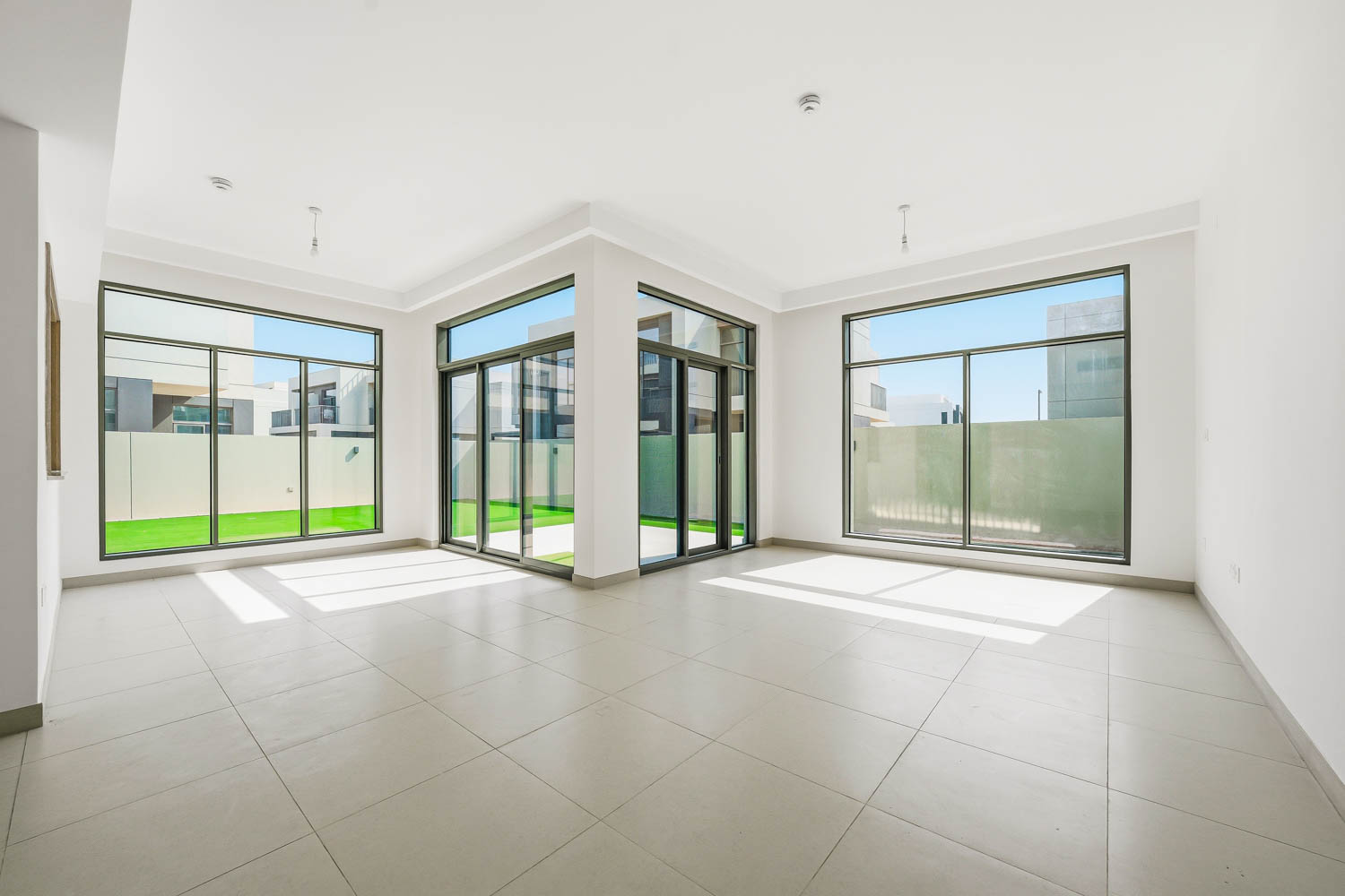 4 Bedrooms Townhouse in The Pulse Beachfront 2