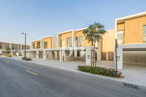 Modern 3BR Townhouse | Prime Location in Orania