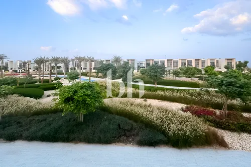 Single row | On green built | Middle unit 4 bedrooms