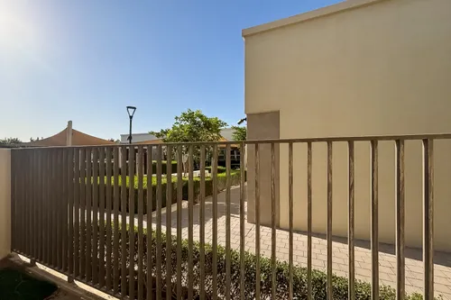 3 Bedrooms Townhouse in Parkside 1