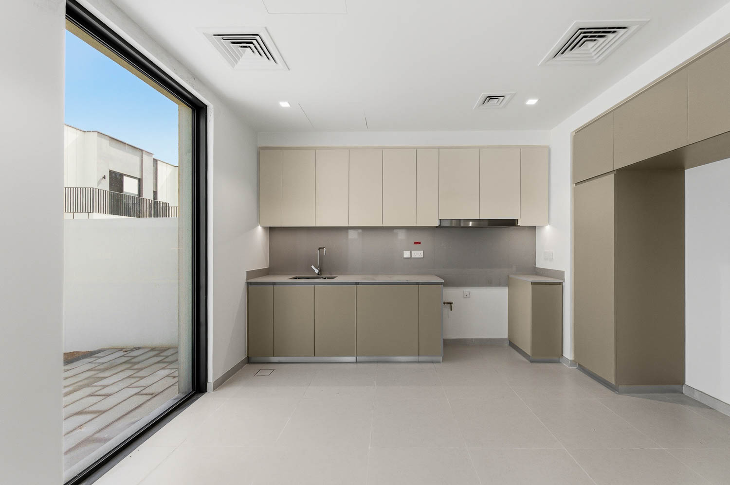 4 Bedrooms Townhouse in Greenview