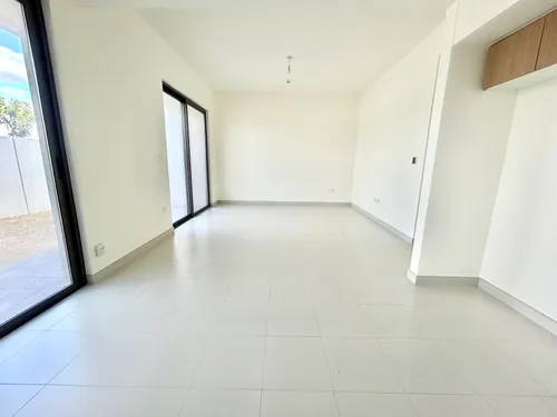 4 Bedrooms Townhouse in Parkside 3