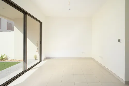 Vacant | Landscaped | Middle Unit | Exclusive